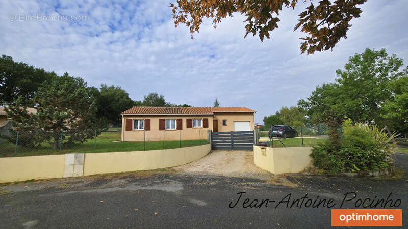 Maison à SAINTE-FOY-DE-PEYROLIERES