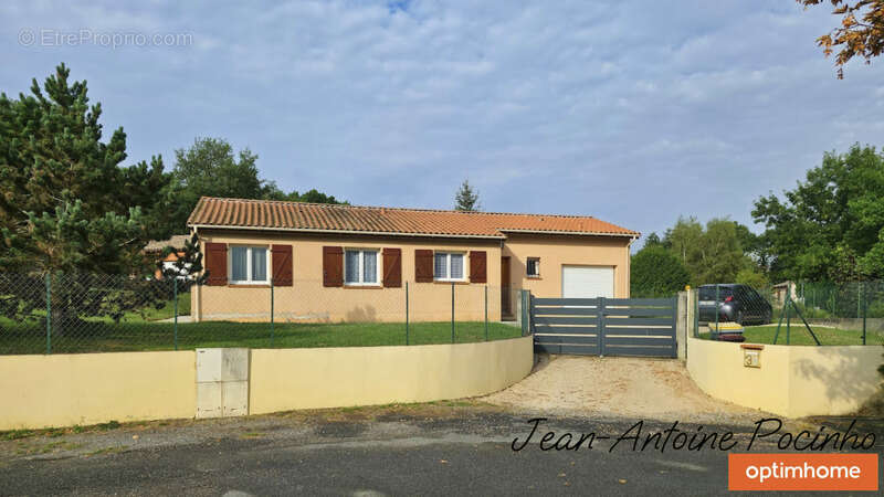 Maison à SAINTE-FOY-DE-PEYROLIERES