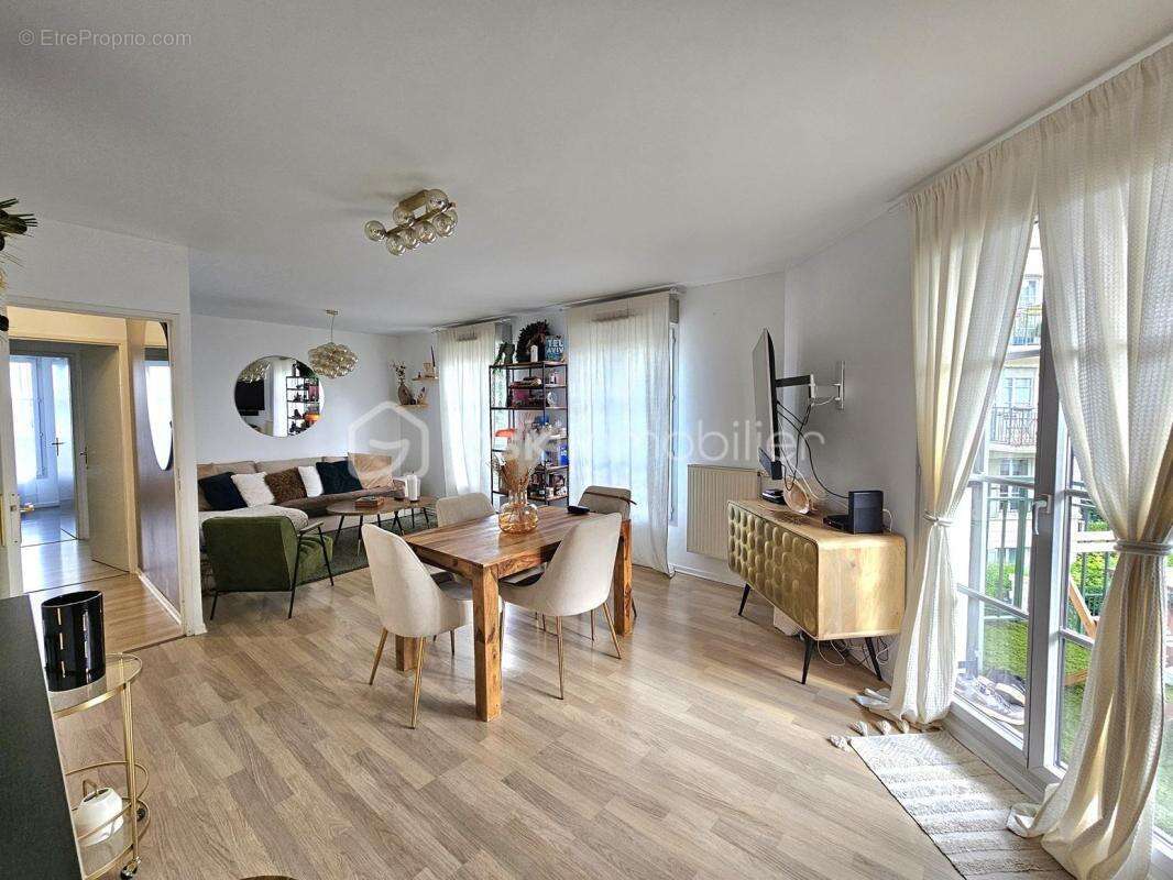 Appartement à VAUJOURS