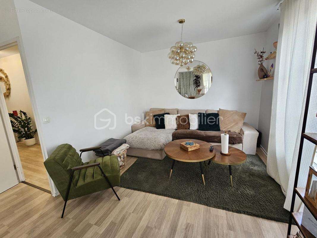 Appartement à VAUJOURS