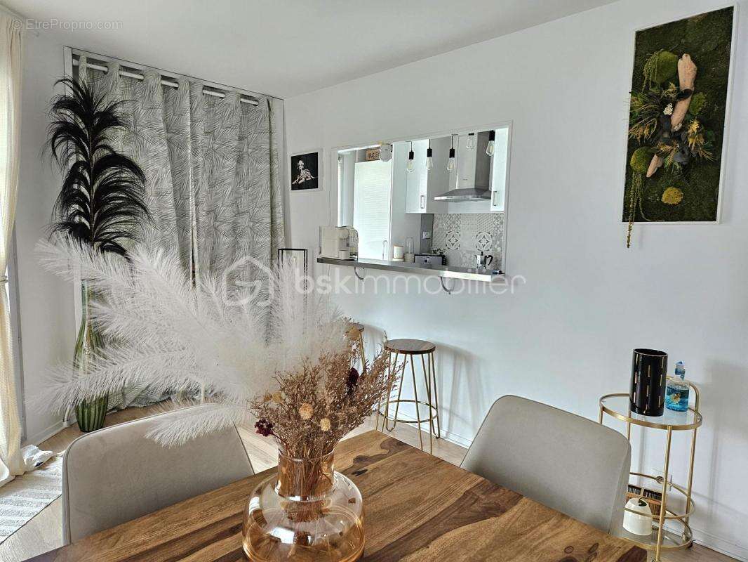 Appartement à VAUJOURS