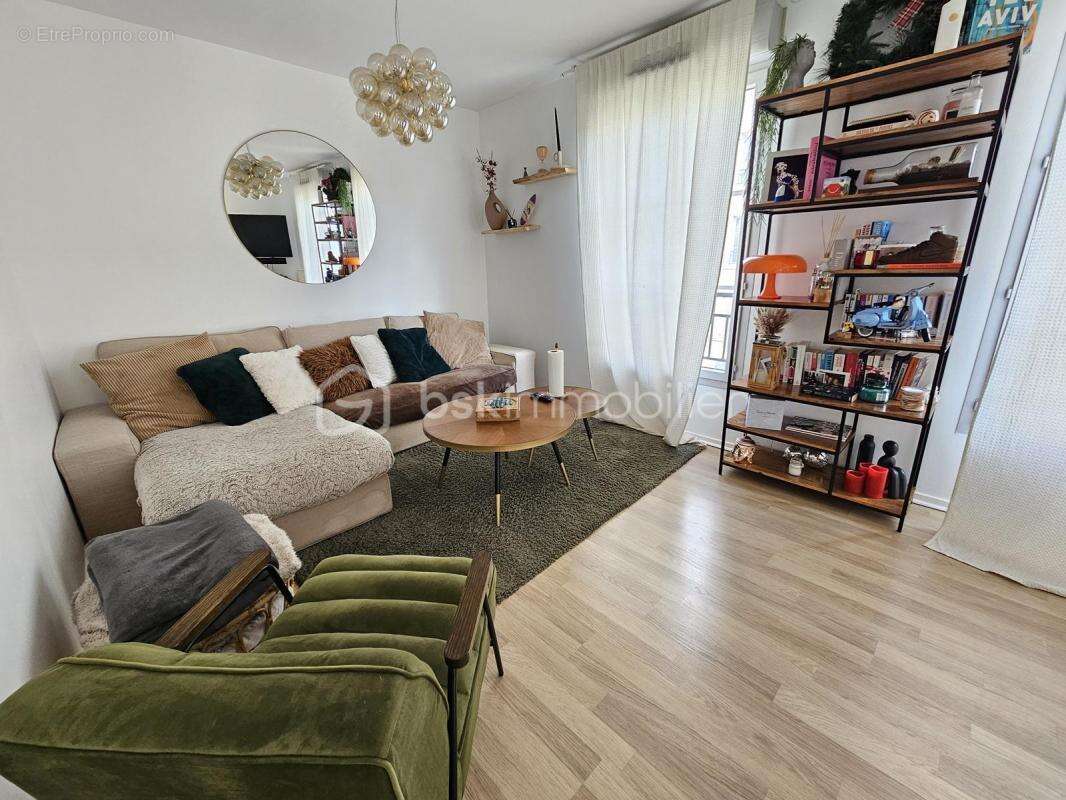 Appartement à VAUJOURS