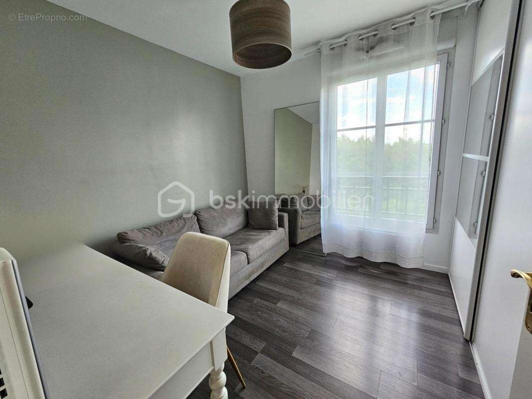 Appartement à VAUJOURS