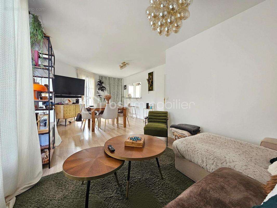 Appartement à VAUJOURS