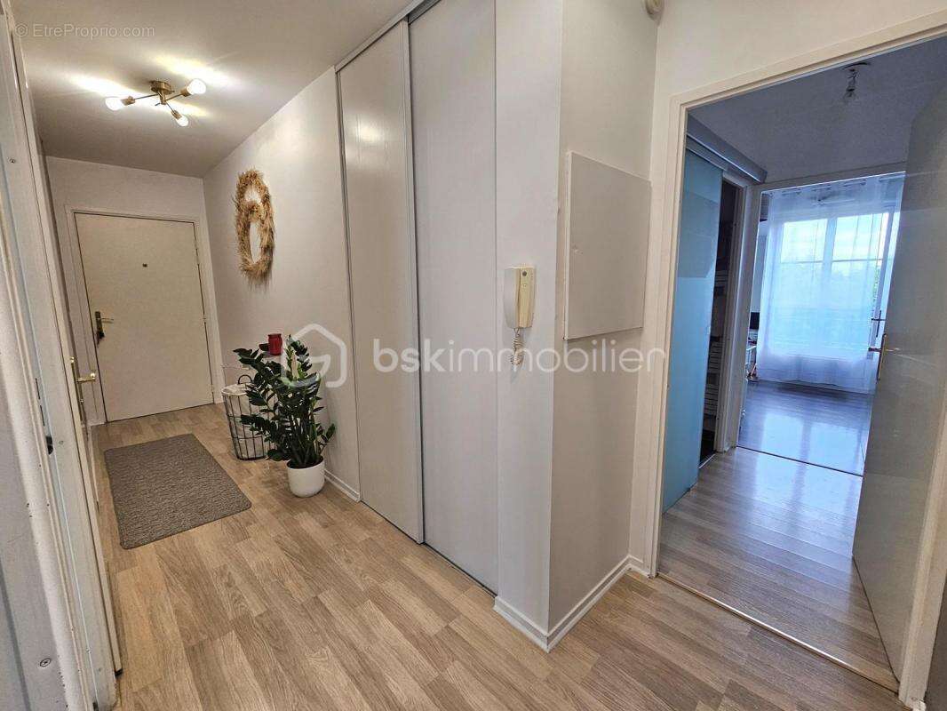 Appartement à VAUJOURS