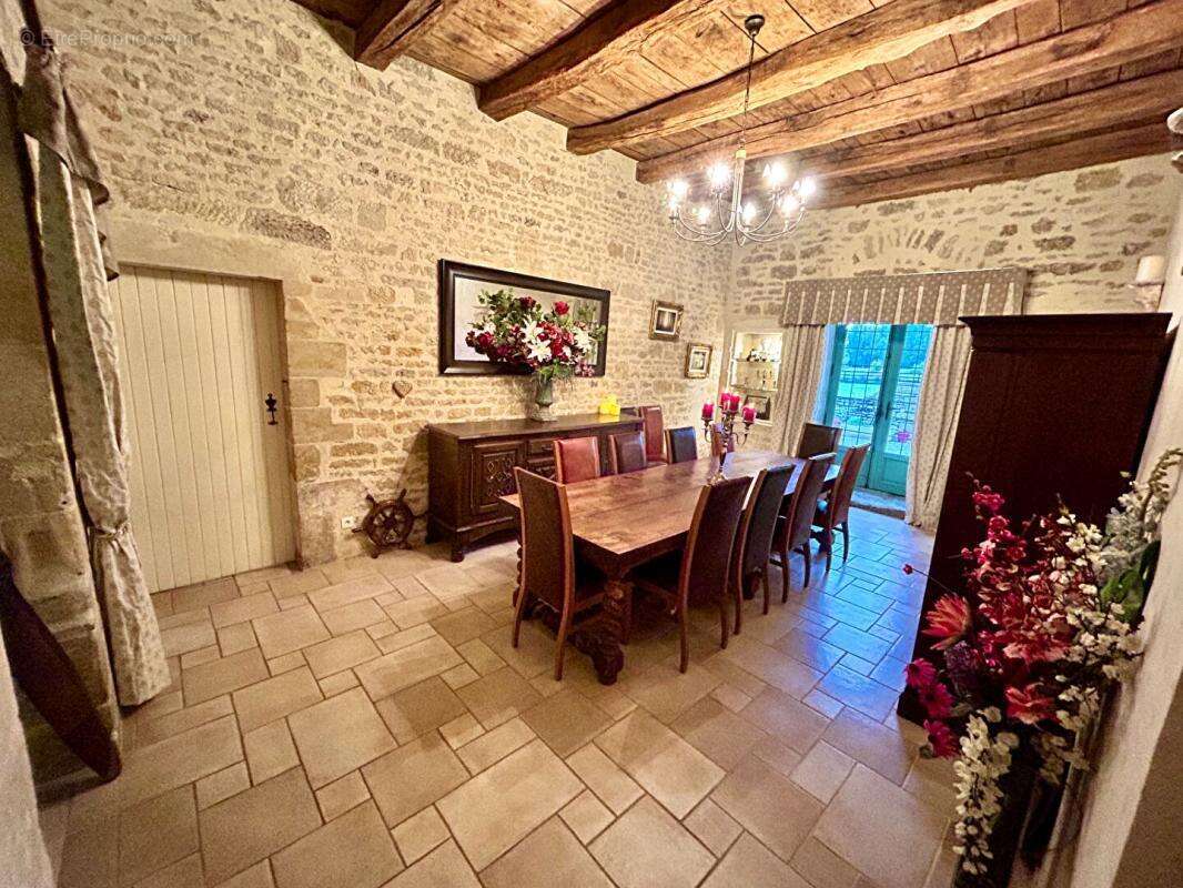 Maison à SAINT-HILAIRE-DES-LOGES