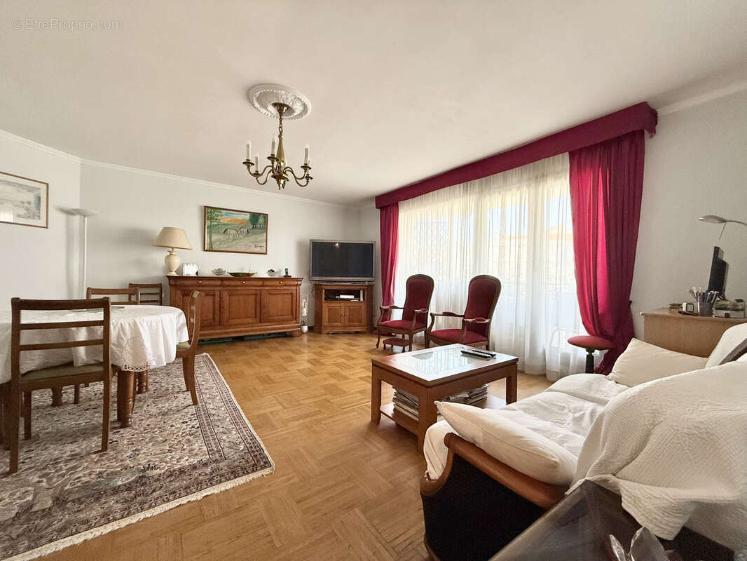 Appartement à COURBEVOIE