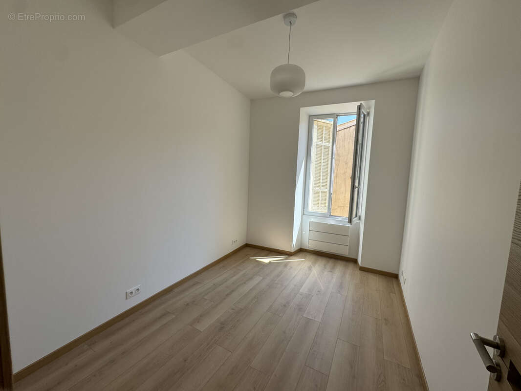 Appartement à SAINT-LAURENT-DU-VAR