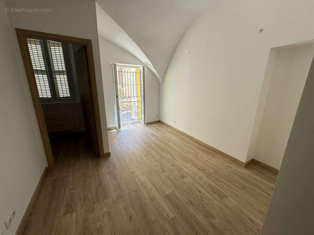 Appartement à SAINT-LAURENT-DU-VAR