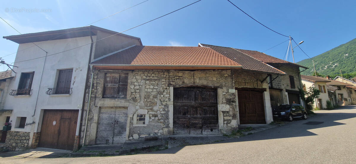 Maison à VIRIEU-LE-GRAND