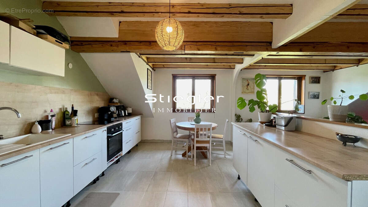 Cuisine avec coin repas - Appartement à HANDSCHUHEIM