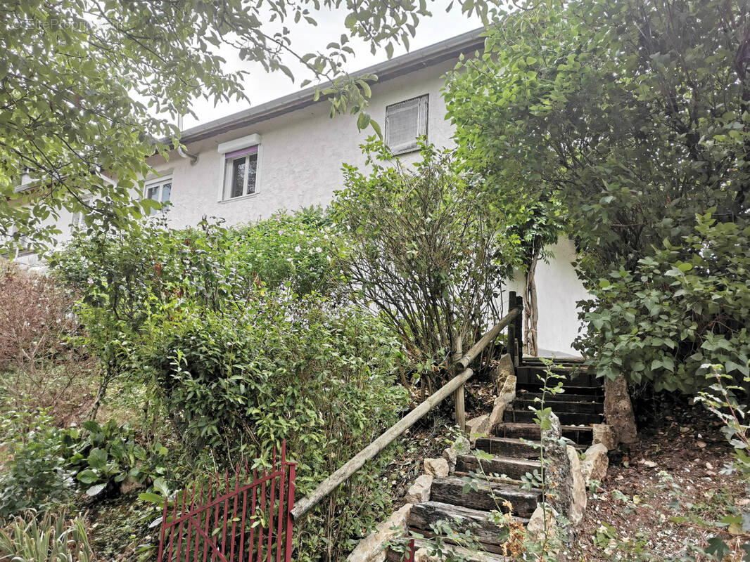 Maison à SERRIERES-DE-BRIORD