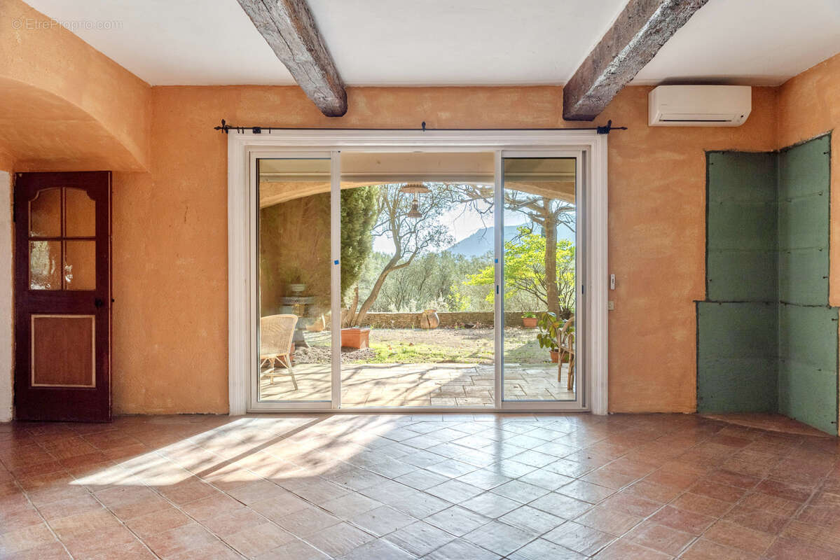 Maison à LE REVEST-LES-EAUX