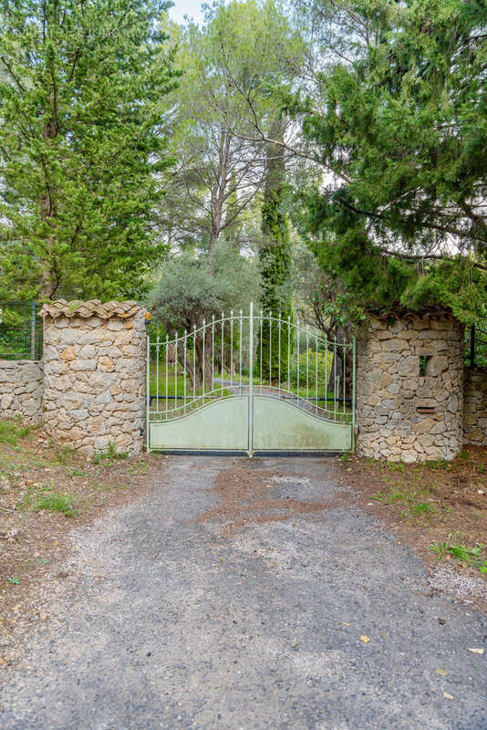 Maison à LE REVEST-LES-EAUX