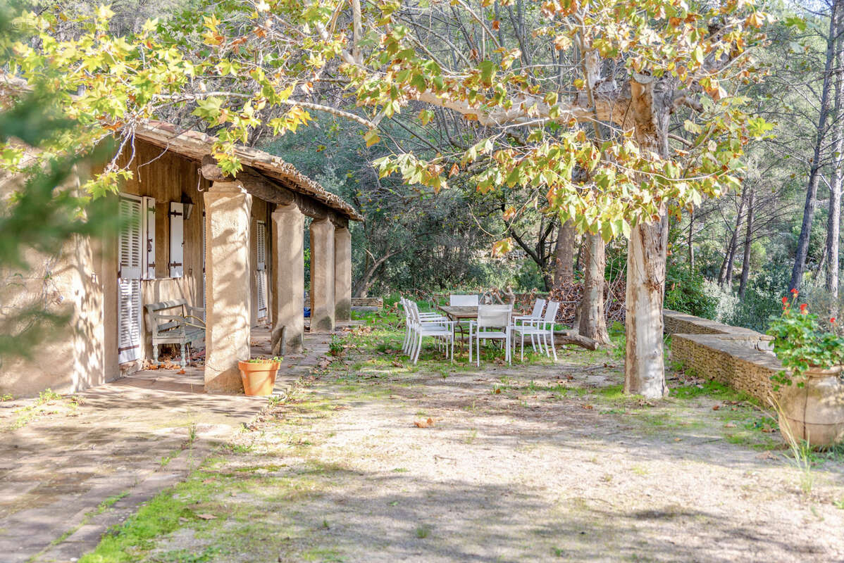 Maison à LE REVEST-LES-EAUX