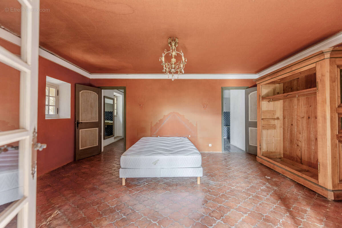 Maison à LE REVEST-LES-EAUX