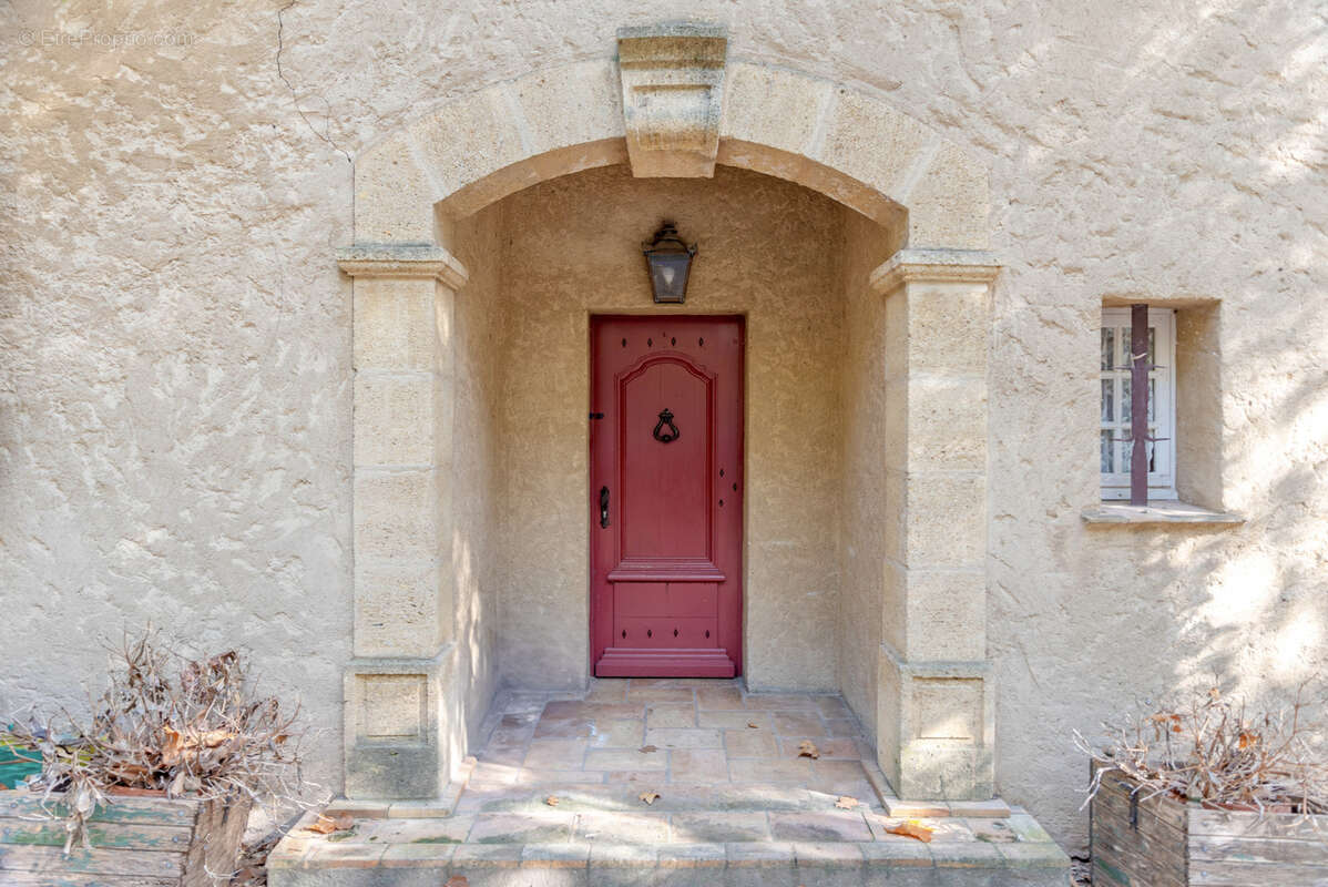 Maison à LE REVEST-LES-EAUX