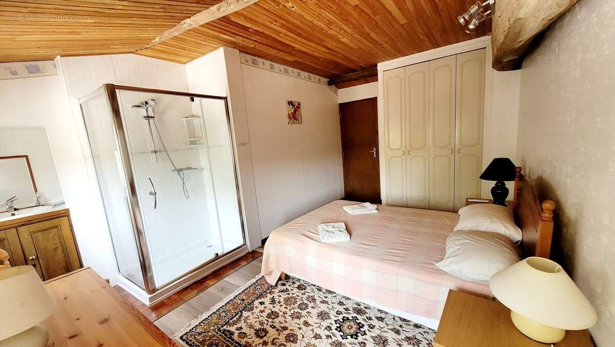 Chambre 1er étage avec douche+vasque - Maison à COURANT