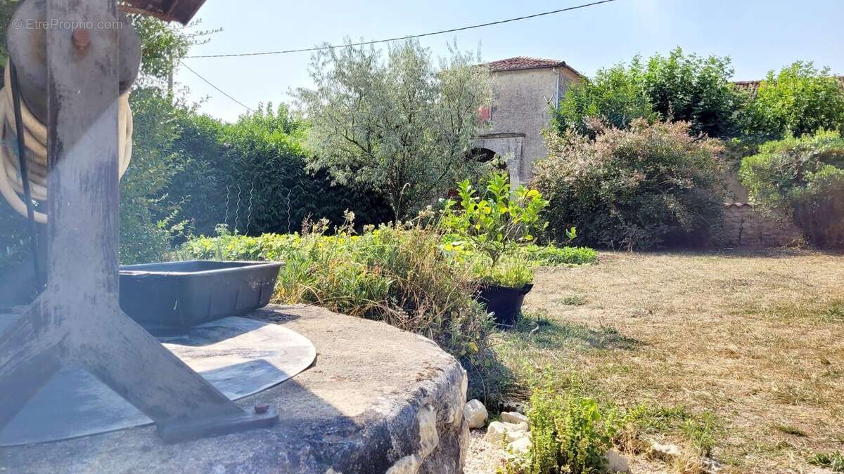 Jardin avec puits - Maison à COURANT