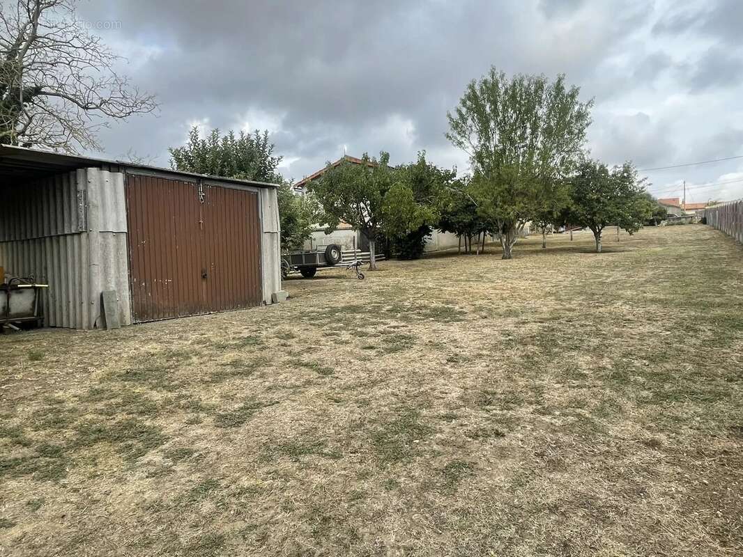 Terrain à PAS-DE-JEU