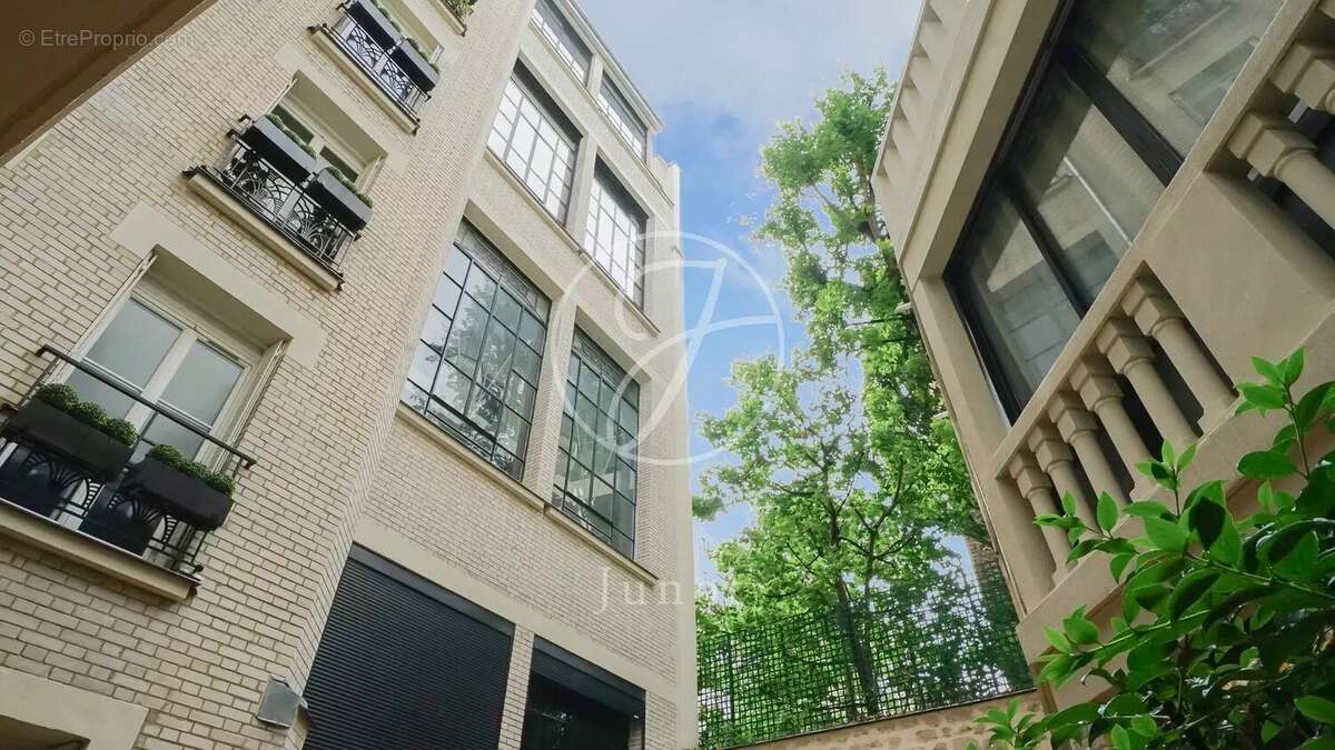 Appartement à PARIS-16E