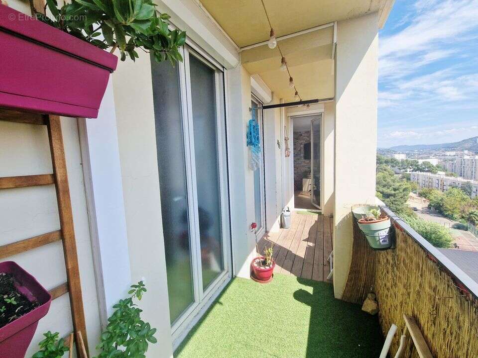 Type 3 -  Lumineux - Cave - Balcon - Climatisation - Dressing - Appartement à MARSEILLE-11E