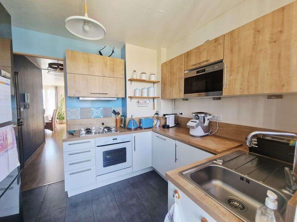 Type 3 -  Lumineux - Cave - Balcon - Climatisation - Dressing - Appartement à MARSEILLE-11E