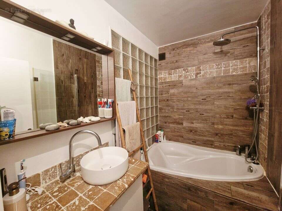 Type 3 -  Lumineux - Cave - Balcon - Climatisation - Dressing - Appartement à MARSEILLE-11E