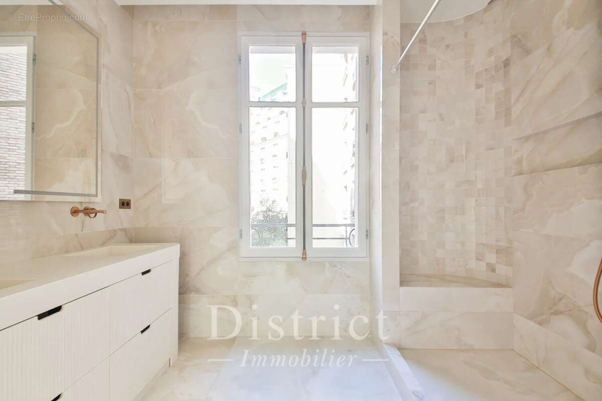 Appartement à PARIS-8E