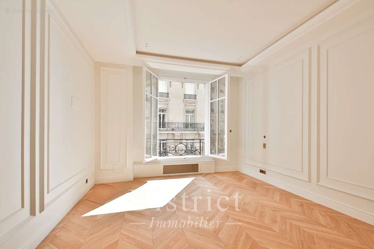 Appartement à PARIS-8E