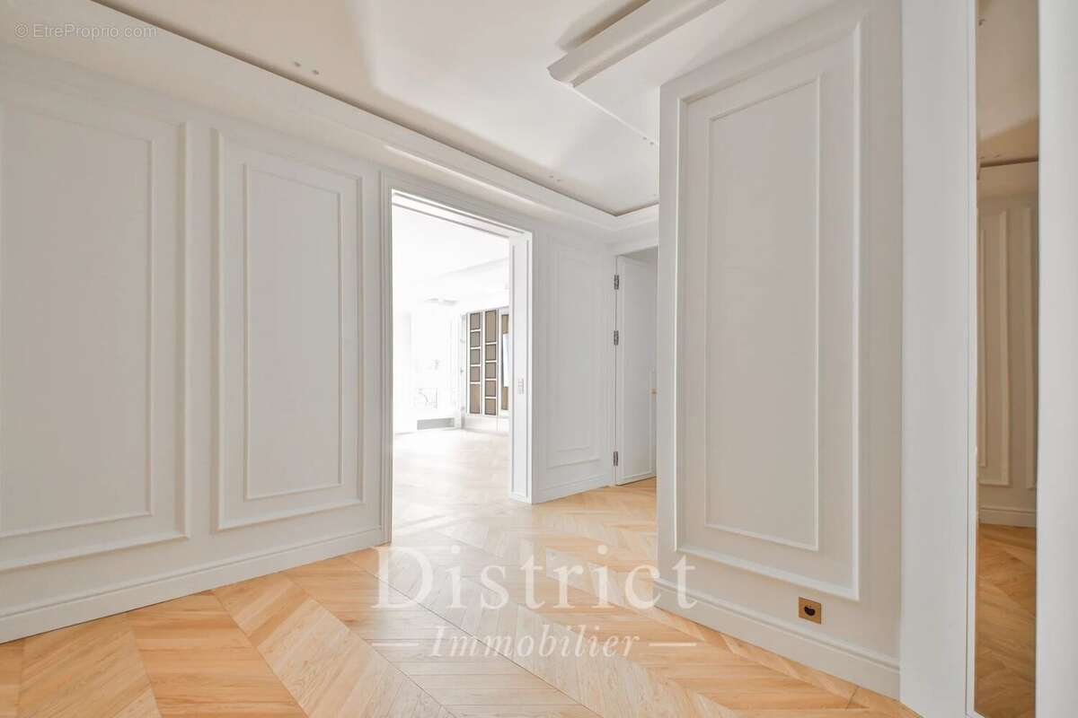 Appartement à PARIS-8E