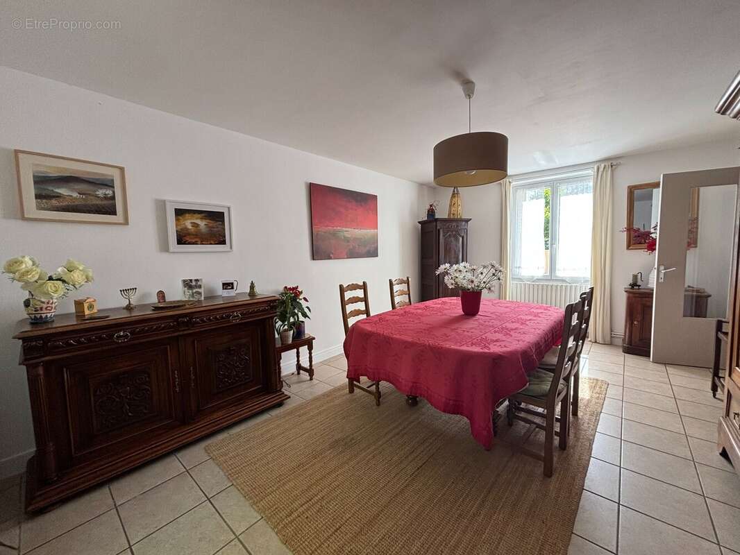 Maison à VARENNES-LES-MACON