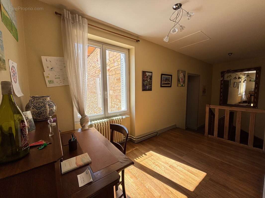 Maison à VARENNES-LES-MACON