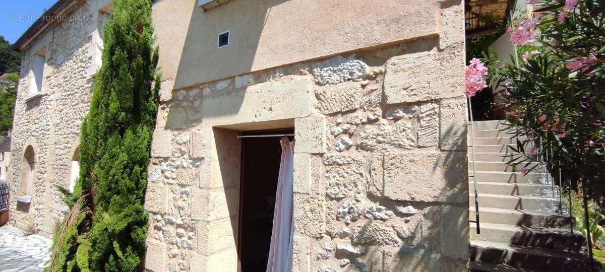 Maison à COUZE-ET-SAINT-FRONT