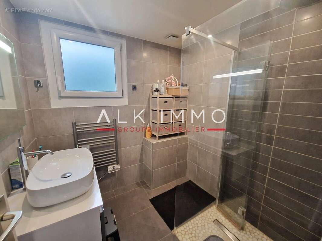 Appartement à COLLONGES-SOUS-SALEVE