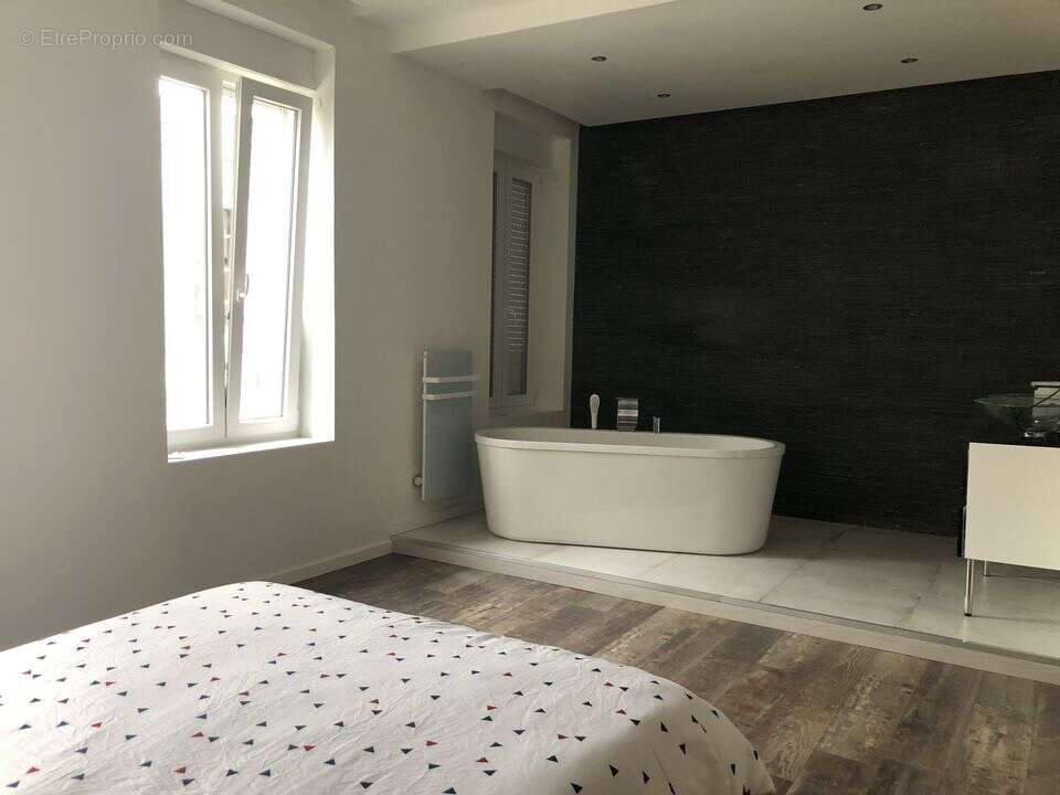 CHAMBRE  SPACIEUSE  - Maison à PAUILLAC