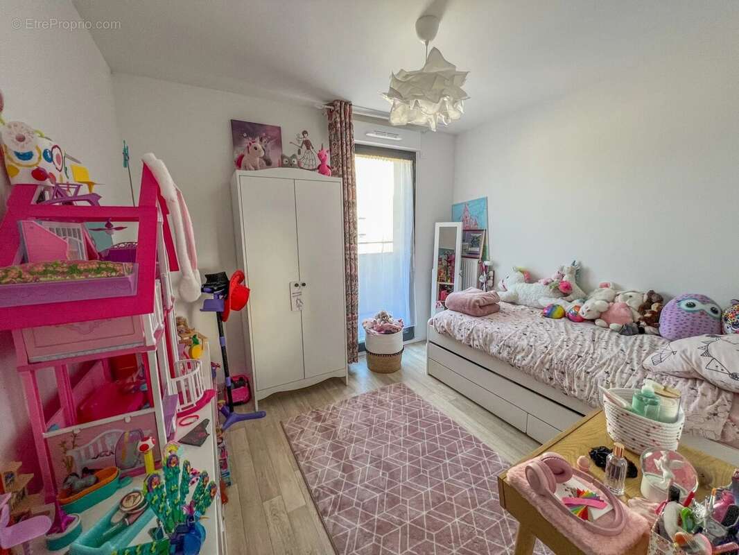 Appartement à LE MESNIL-SAINT-DENIS