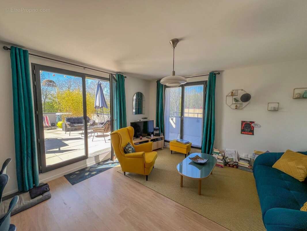 Appartement à LE MESNIL-SAINT-DENIS