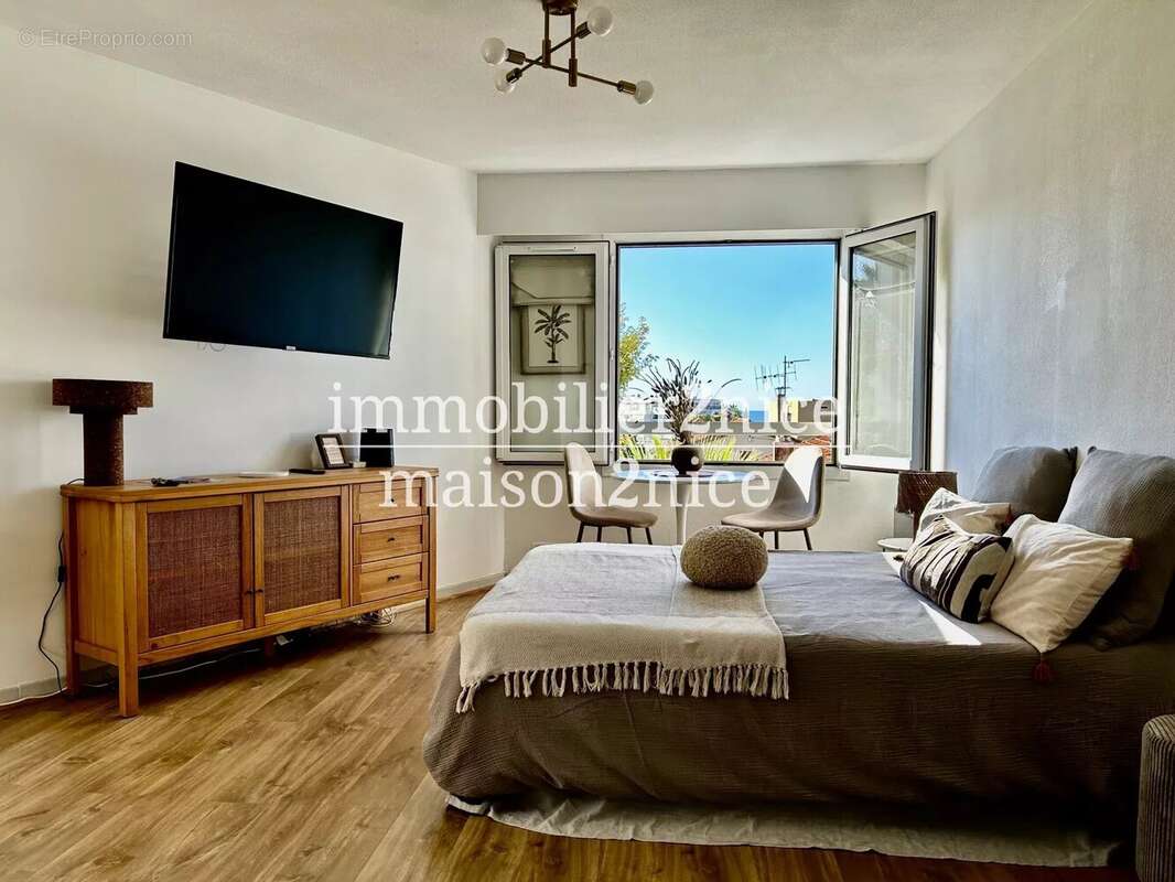 Appartement à SAINT-LAURENT-DU-VAR