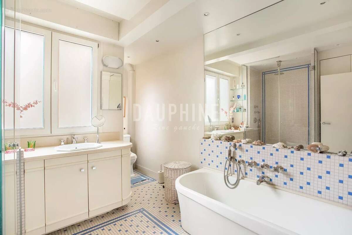 Appartement à PARIS-16E