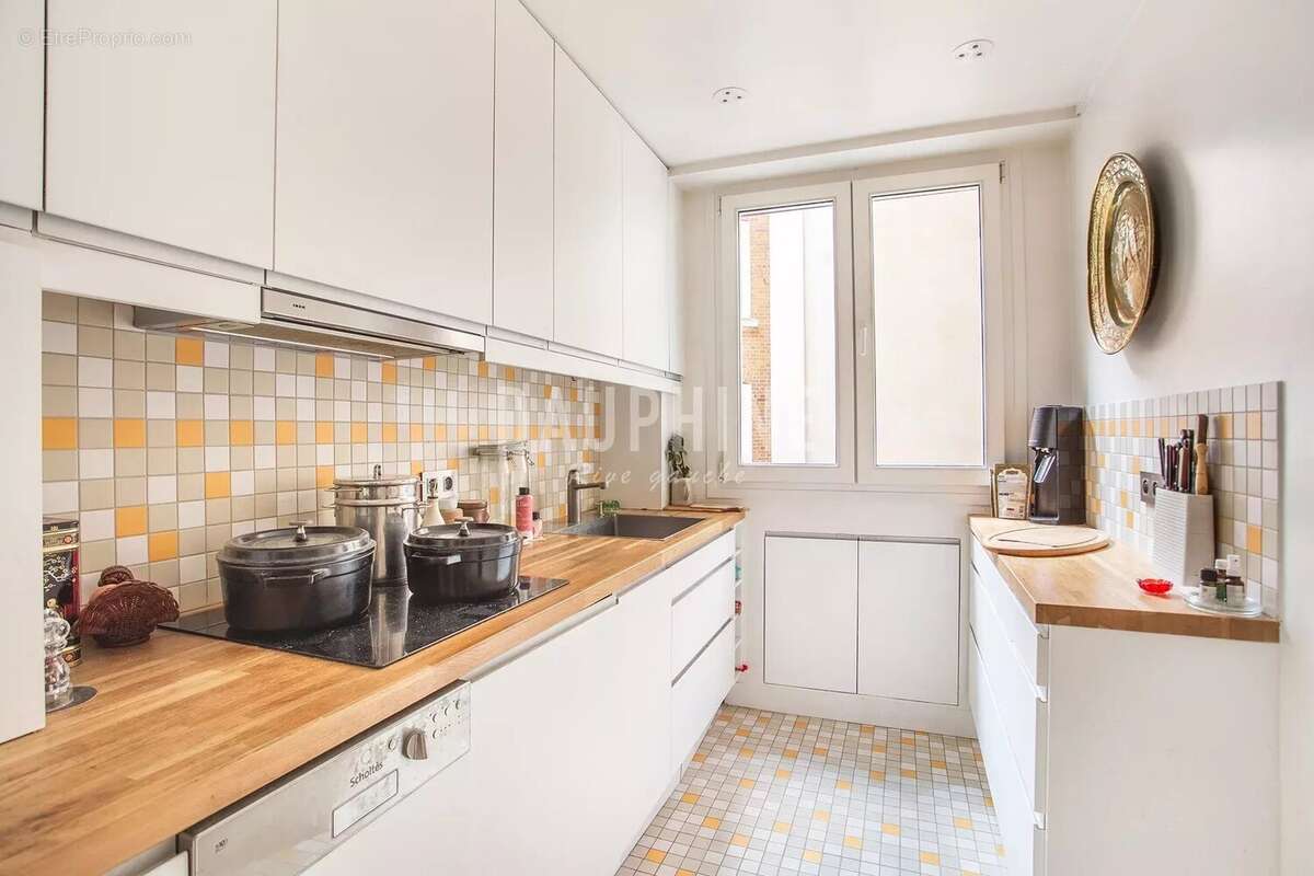 Appartement à PARIS-16E