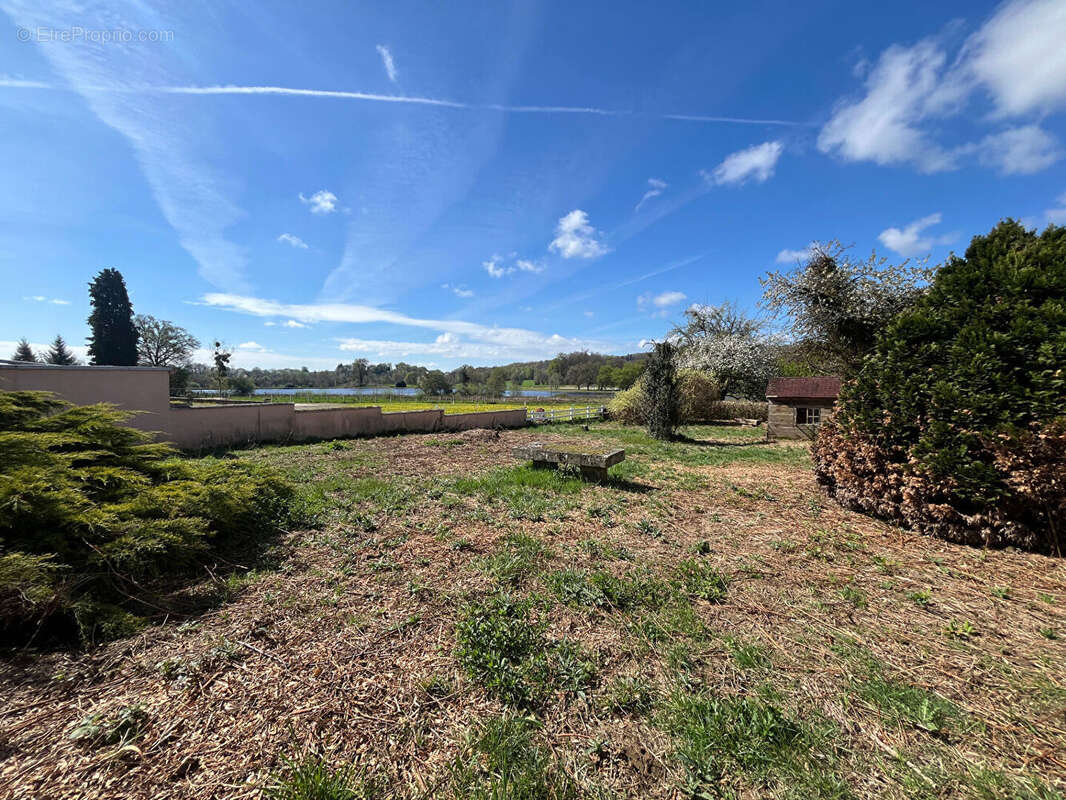 Maison à LA JONCHERE-SAINT-MAURICE