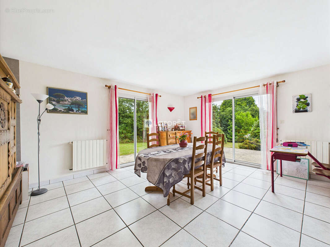 Maison à CHATEAUNEUF-DU-FAOU