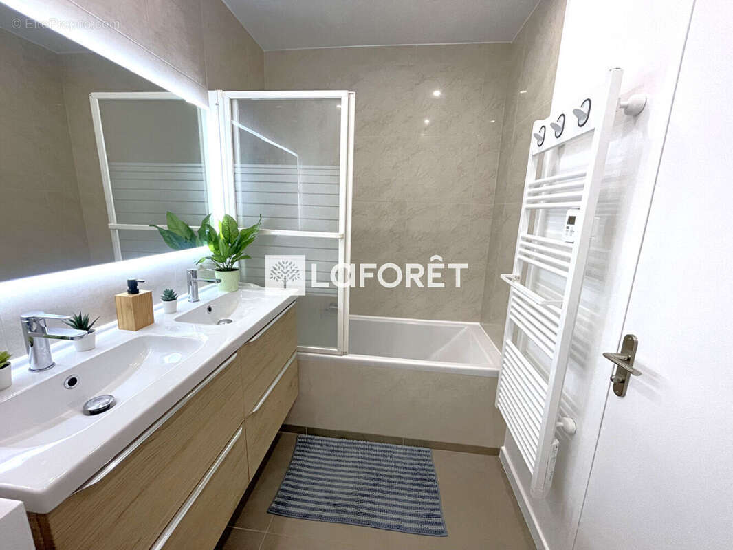 Appartement à SAINT-LAURENT-DU-VAR