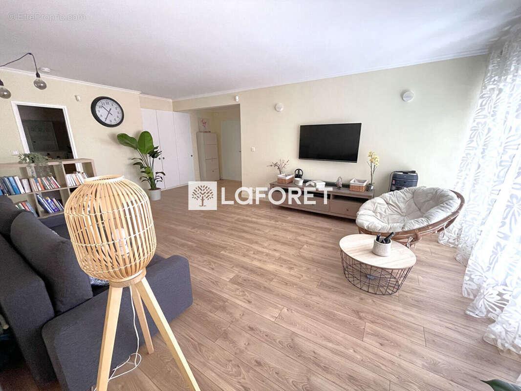 Appartement à SAINT-LAURENT-DU-VAR