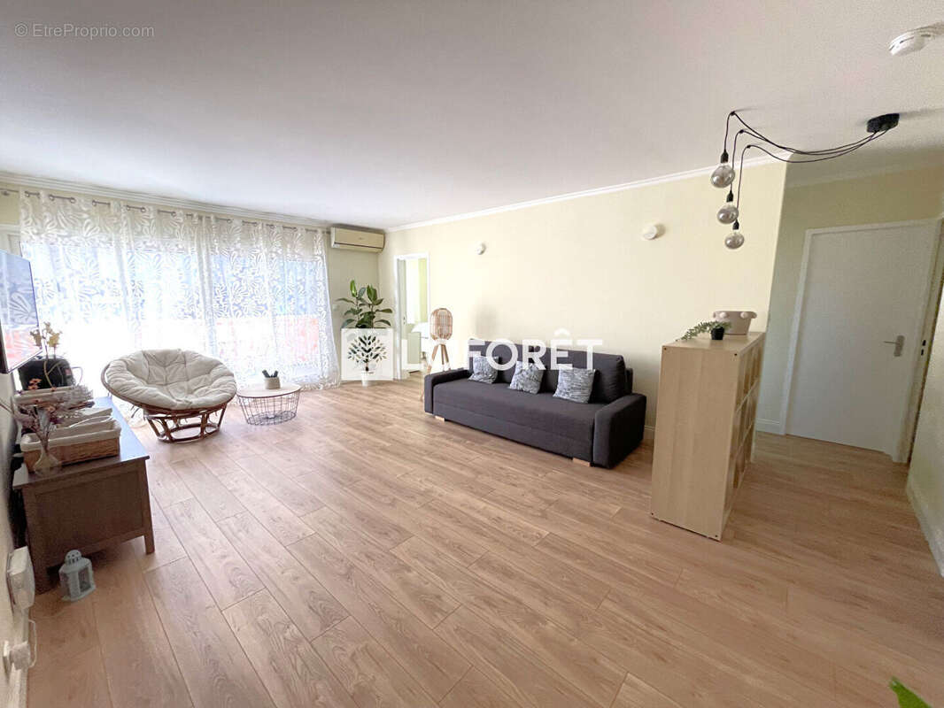 Appartement à SAINT-LAURENT-DU-VAR