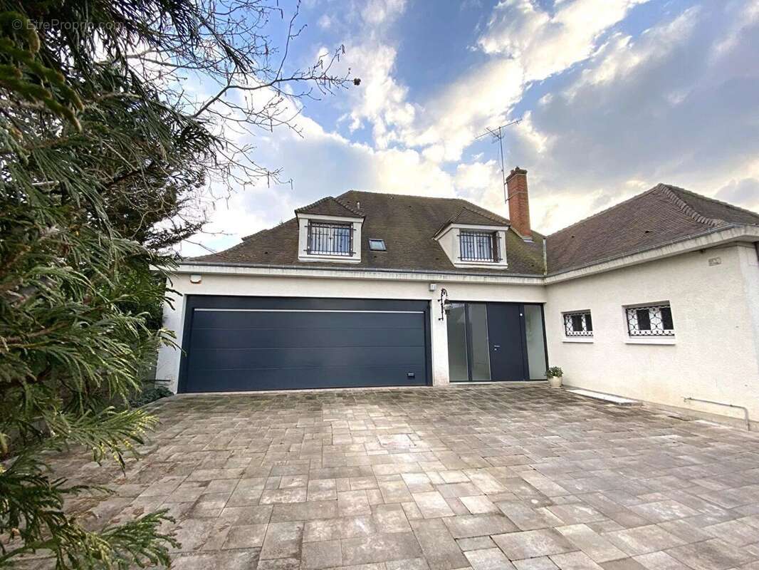 Maison à SAINT-JEAN-DE-BRAYE