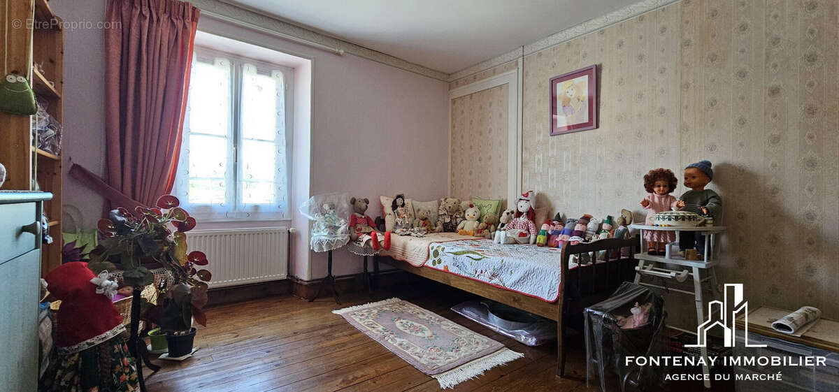 Maison à SAINT-HILAIRE-DES-LOGES