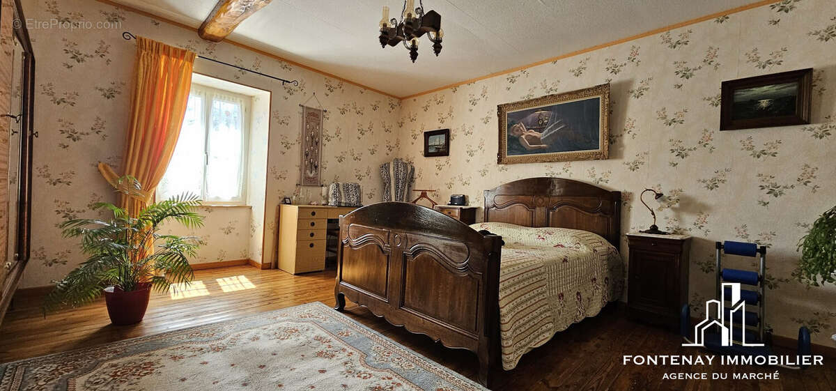 Maison à SAINT-HILAIRE-DES-LOGES