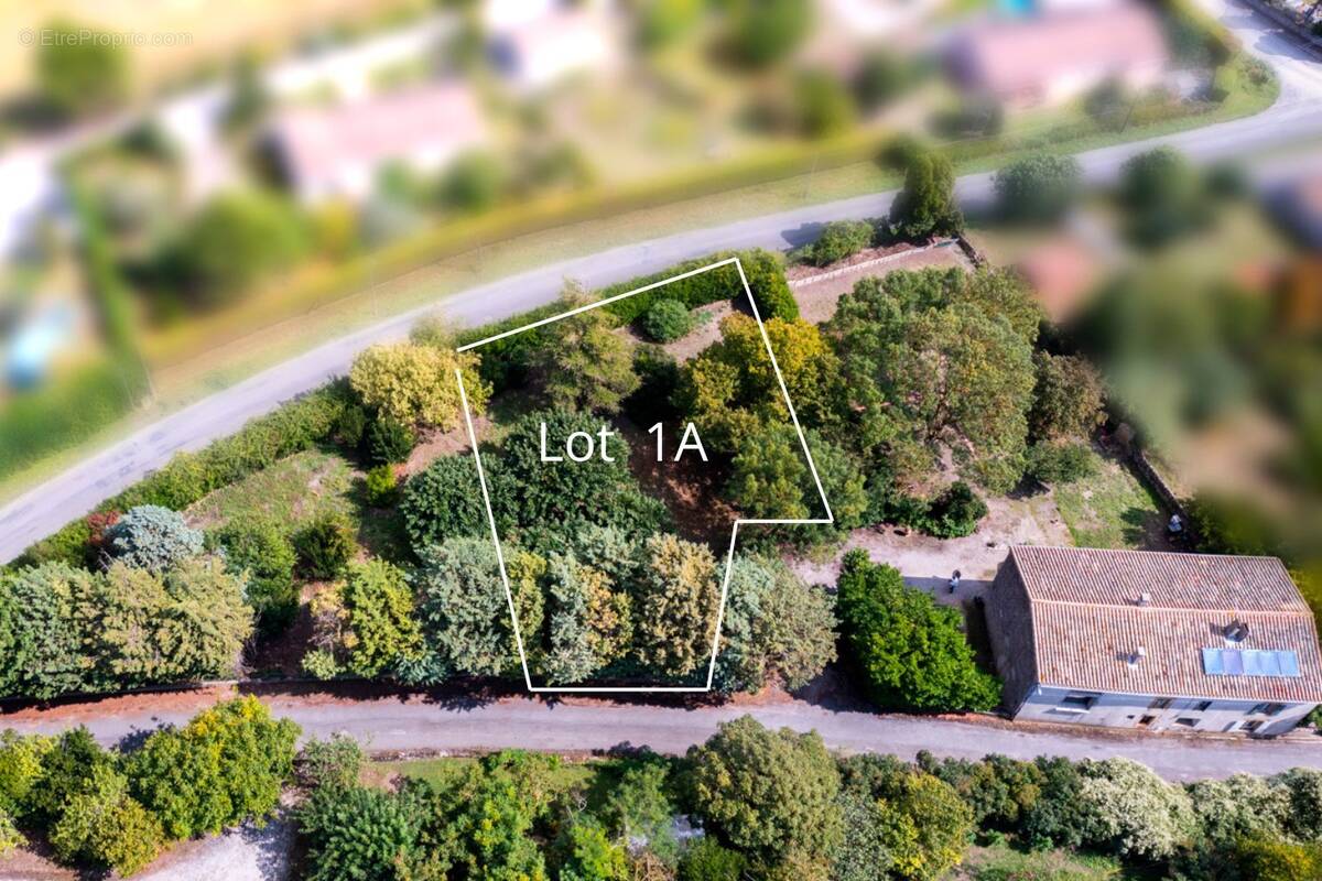 Terrain à MAS-SAINTES-PUELLES